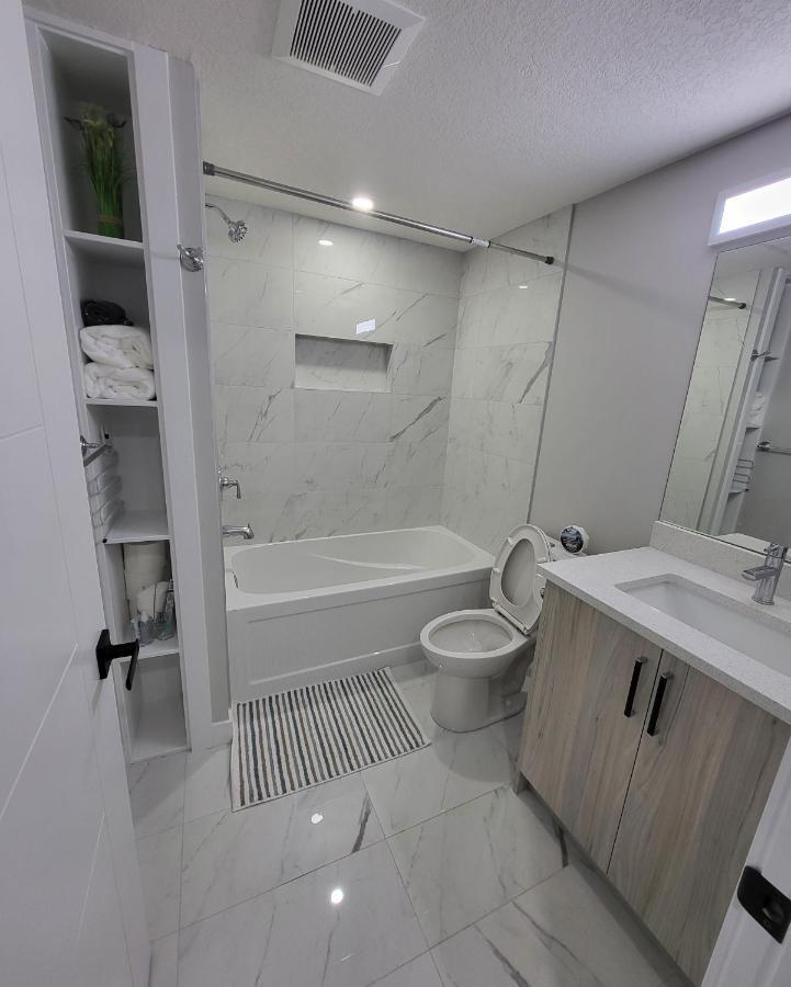 Luxury Suite In Calgary Nw Exterior foto